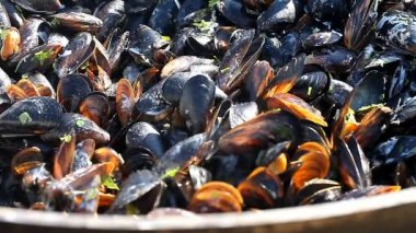 Büyük bir tavada bir ateşte pişirilmiş midye