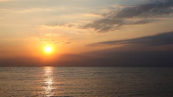 Vacker soluppgång på havet — Stockvideo