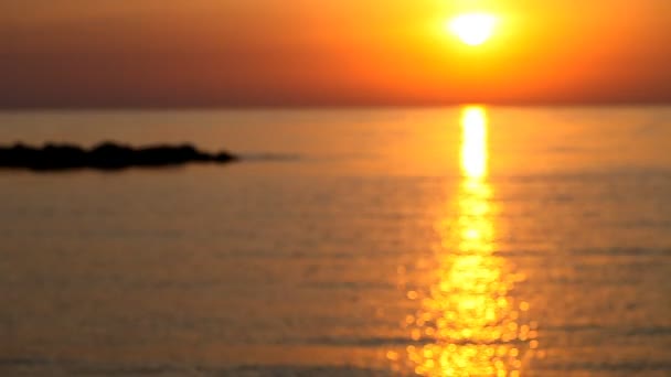 Schöner Sonnenaufgang über dem Meer — Stockvideo