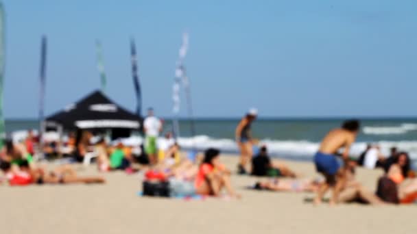 Mucha gente está descansando en la playa — Vídeo de stock