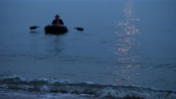 Mar, barco de borracha, amanhecer, pesca — Vídeo de Stock