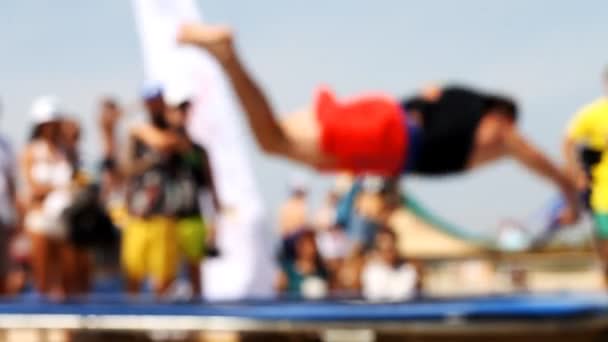 Gente saltando en un trampolín grande — Vídeos de Stock