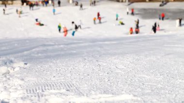 kayakçı ve snowboard düşkünleri yokuş aşağı gidiyor