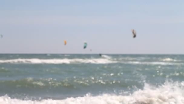 Kitesurfen, een groep van atleten de golven rijden — Stockvideo