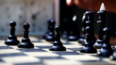 açık havada satranç oynarken erkekler