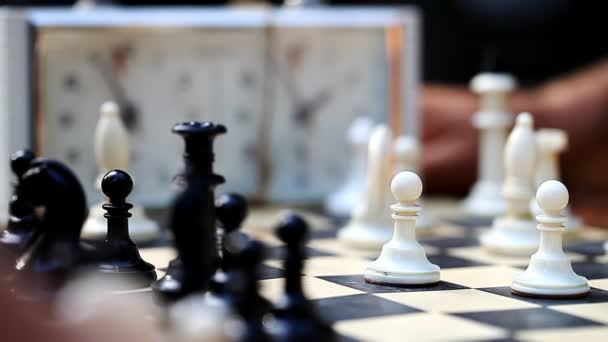 hommes jouant aux échecs à l'extérieur 