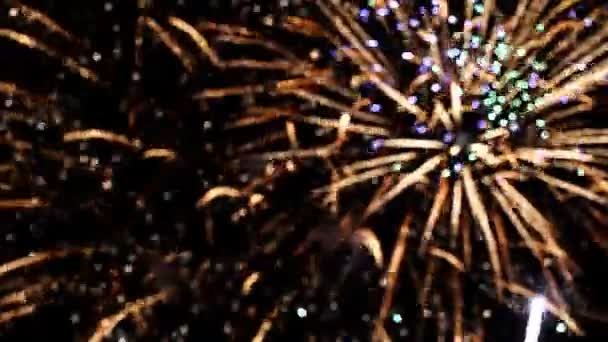 Hermosos destellos brillantes de fuegos artificiales en el cielo — Vídeos de Stock