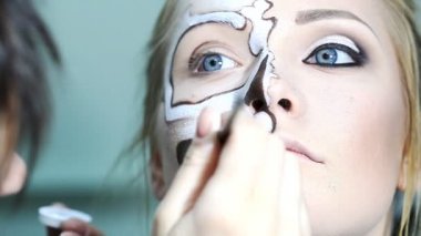 Makyöz makyaj Cadılar Bayramı için boyar.