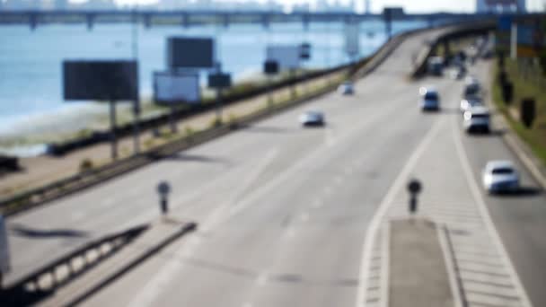 Movimiento de coches en la ciudad — Vídeos de Stock