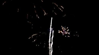 gökyüzünde havai fişek güzel parlak yanıp söner