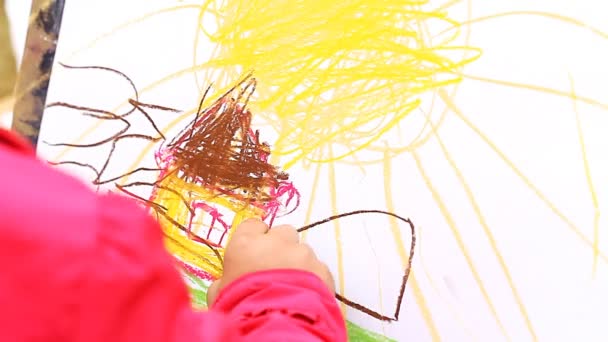 Enfant dessine avec des crayons sur papier — Video