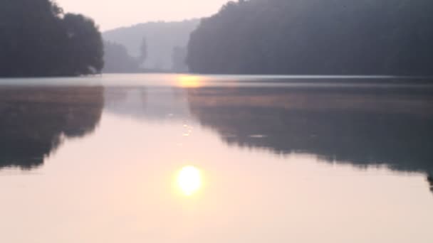 Prachtige zonsopgang op het meer — Stockvideo