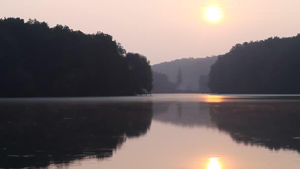 Прекрасний схід сонця на озері — стокове відео