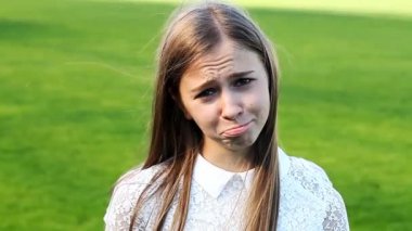 İki sevimli kız duygusal ikiz