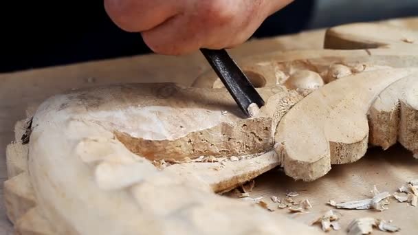 Tallado en madera artística, acercamiento, herramienta — Vídeos de Stock