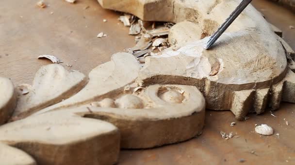 Artystyczne rzeźbienie w drewnie, zbliżenie, narzędzie — Wideo stockowe