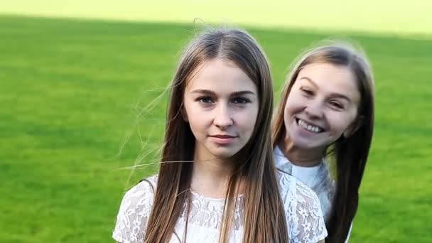 Dos hermanas encantadoras gemelas emocionales — Vídeo de stock