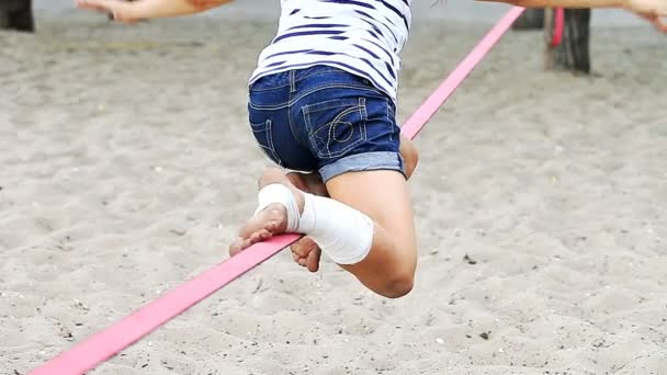 La gente practica un Slacklining popular y creciente — Vídeos de Stock