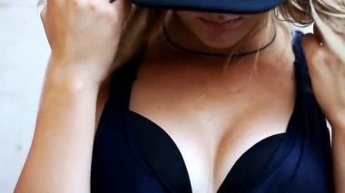 seksi kız bir T-shirt ve şort sıcak havalarda