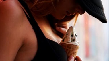 genç güzel seksi kız dondurma yiyor