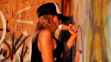 genç güzel seksi kız dondurma yiyor