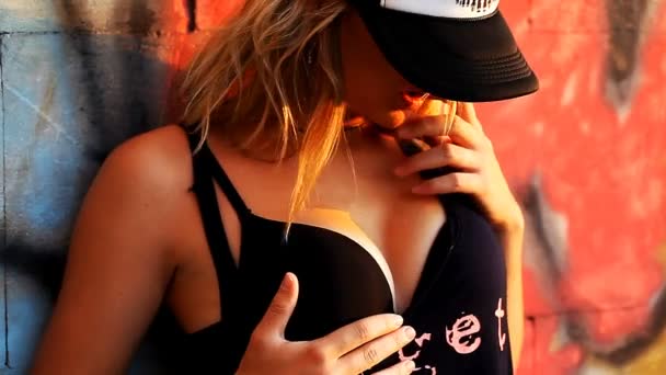 Σέξι κορίτσι με ένα μπλουζάκι και σορτς σε περίοδο ζέστης — Αρχείο Βίντεο