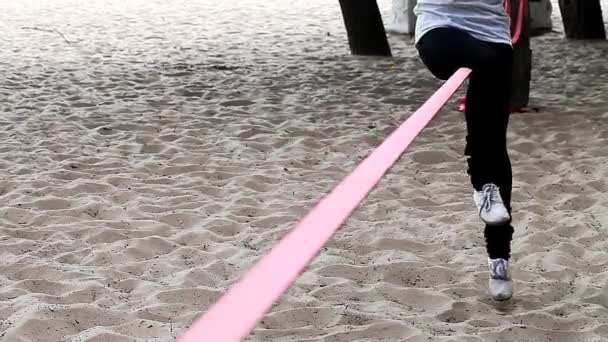 Les gens pratiquent une Slacklining populaire et croissante — Video