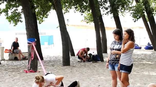 Los jóvenes están entrenados Slacklining al aire libre — Vídeos de Stock