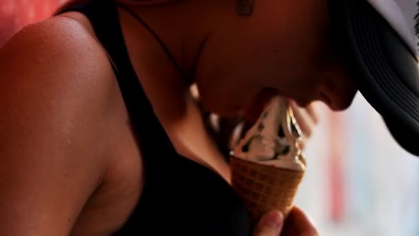 Όμορφη σέξι κοπέλα τρώει παγωτό — Αρχείο Βίντεο