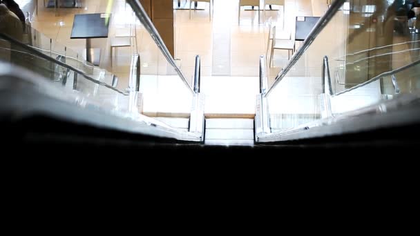 Escaleras mecánicas en un centro comercial Primer plano — Vídeo de stock