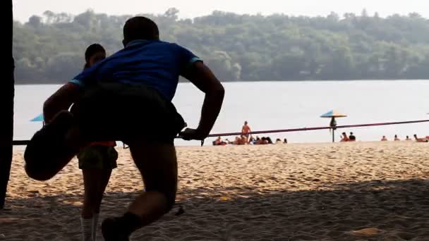 Silhouet van de sporter op Slacklining — Stockvideo