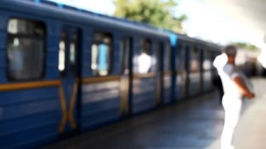 Trafik hareketi metro, arka plan bulanık