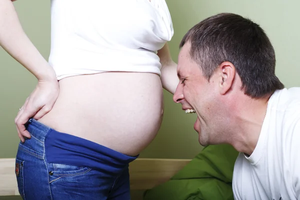 Embarazadas felices padres jóvenes esperando el nacimiento de los bebés —  Fotos de Stock