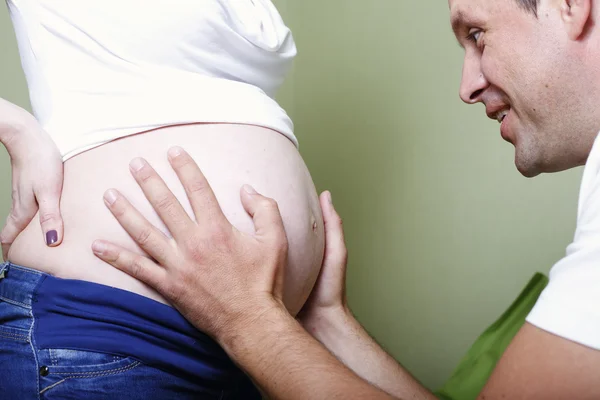 怀孕快乐的年轻父母等待宝宝出生 — 图库照片