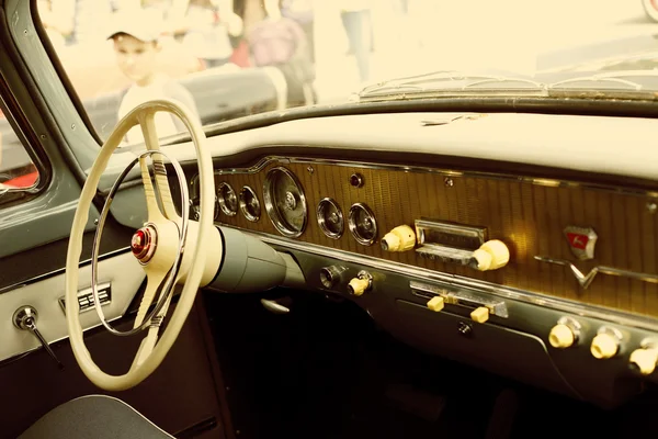 Belo carro retro vintage — Fotografia de Stock