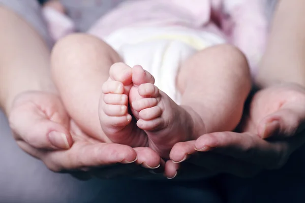 关爱母亲手中的婴儿脚 — 图库照片