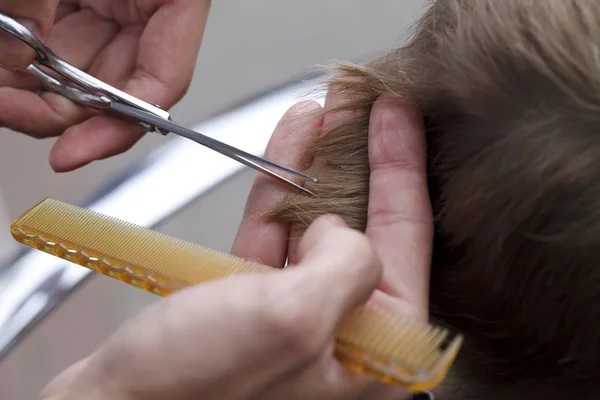 Friseurmeister beim Haarschnitt in Nahaufnahme — Stockfoto