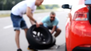 seyahat ederken delinmiş tekerlek yerine