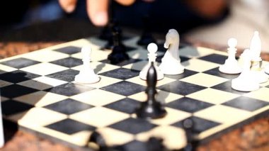 açık havada satranç oynarken erkekler