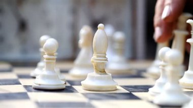 açık havada satranç oynarken erkekler