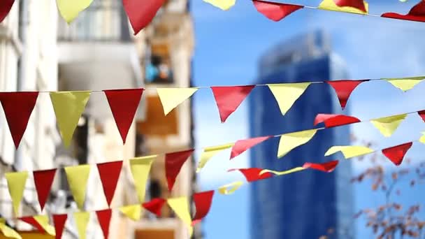 Gekleurde vlaggen op een stad straat — Stockvideo