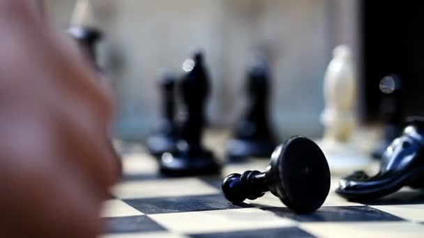 Mannen spelen schaak buitenshuis — Stockvideo