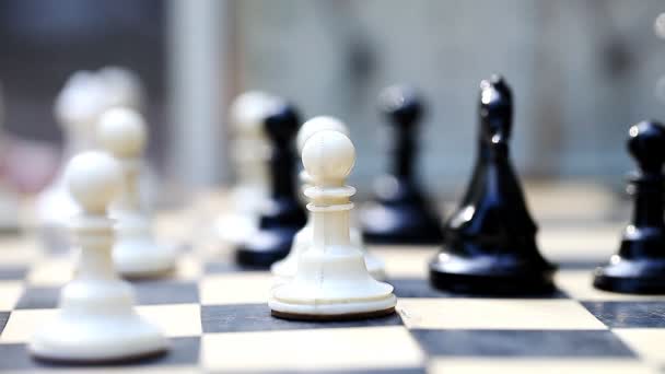 hommes jouant aux échecs à l'extérieur 