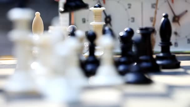 Mannen spelen schaak buitenshuis — Stockvideo