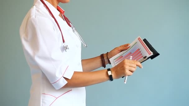 Médico trabajando con cartas de papel — Vídeo de stock