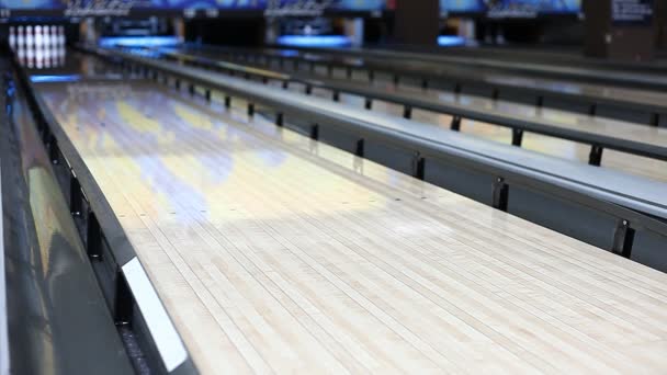Az emberek játszanak bowling, elmosódott háttér — Stock videók