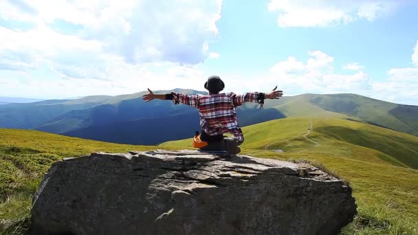 Tourist on the top of a mountain enjoying the beautiful mountain landscape — Stock Video