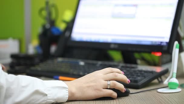 Kantoor werknemer werkt op een computer op het werk — Stockvideo