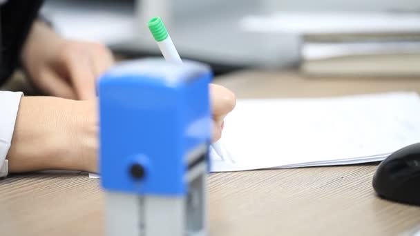 Office worker working at a computer in the workplace — Stock Video