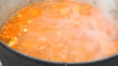 Melon kampı, bir ateş üzerinde pişirme